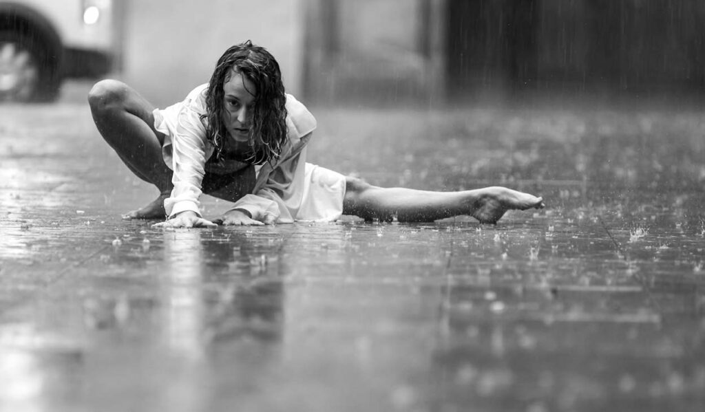 Sara Bernabeu acrobacia en la lluvia